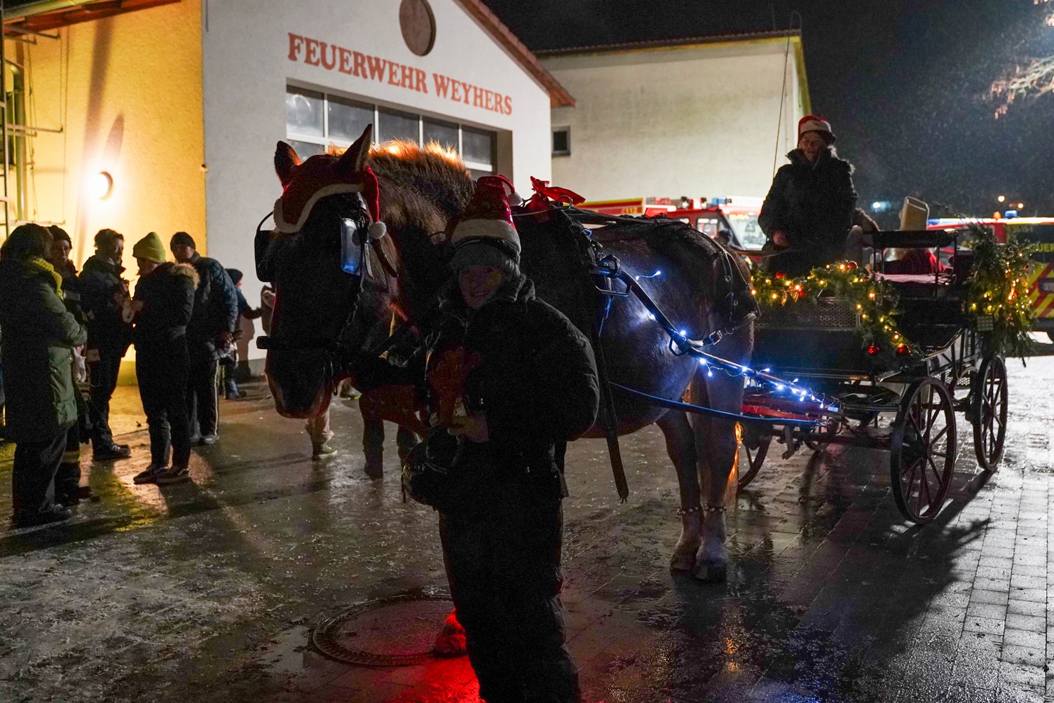 Nikolaus%20Kutsche%20vor%20dem%20Feuerwehrhaus%20Weyhers